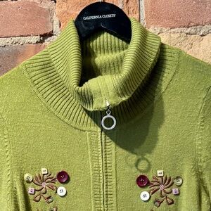 Vintage Point Zero Zip Up Green Sweater with Button Decor. Size: Small